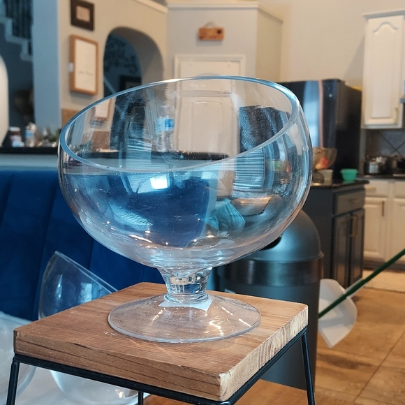 Elegant Clear Glass Bowl on Wooden Stand - Picture 2 of 2